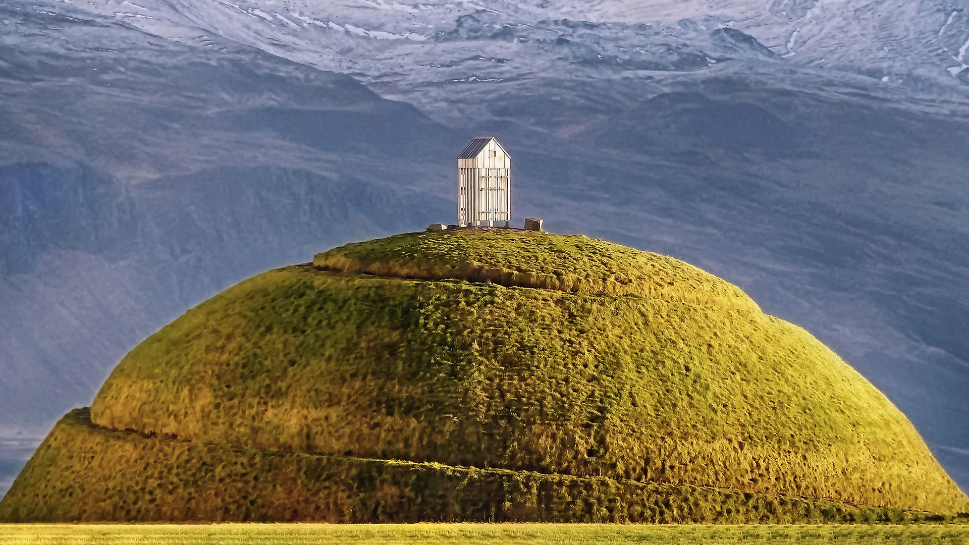 Середина холма. Холм Тува в Рейкьявике. Тува, Исландия. Рейкьявик Исландия горы. Холм Уснех.